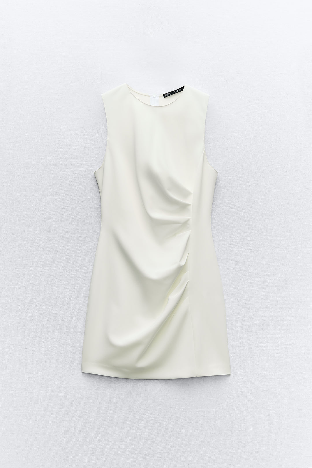 Robe courte sans manches détail plis devant**