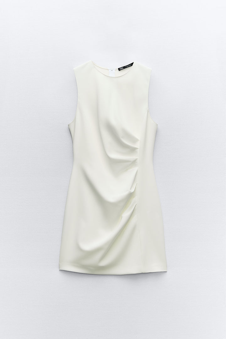 Robe courte sans manches détail plis devant**