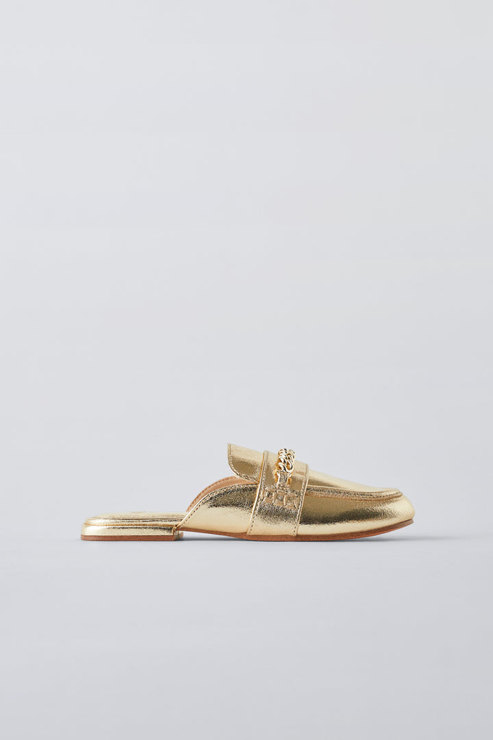 Mules avec détail métallique